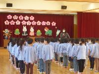 始業式で話を聞いているところ