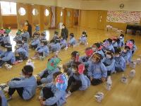 紙芝居を聞いている様子