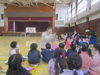 ストローカリンバの作り方を聞いている様子