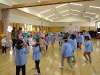 豆まきをしている様子