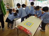 氷で遊んでいるところ