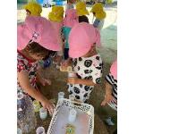 水を汲んでいるところ