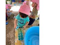 色水遊びをしているところ１