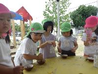 色水でジュースづくり