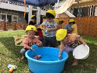 水遊びを喜んでいるところ