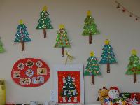 保育室にツリーを飾っている様子