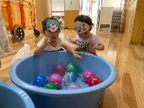 ヨーヨーを選んでいるところ