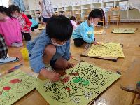 イチゴの絵を描いている様子