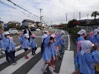 道路を渡っているところ