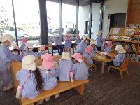 図書館で一緒に本を見ているところ