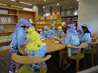 絵本を見ているところ