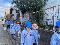 道を歩いているところ