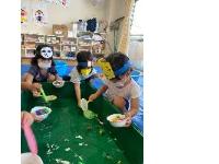 金魚すくいをしているところ