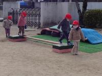 2歳児　巧技台を上手にわたっている様子
