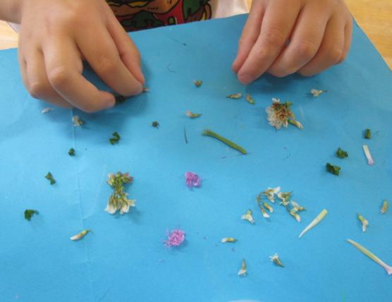 葉っぱを混ぜているところ