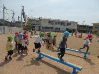 平均台を渡っている様子