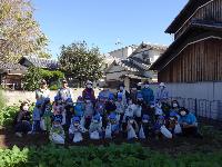 お世話になった地域の方と写真撮影