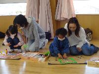 親子で制作をしているところ