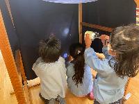 布に絵をうつしている様子