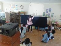 影あてクイズをしている様子