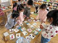 手作りかるたで遊んでいる様子