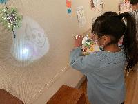 影遊び　ねこの絵がうつっています