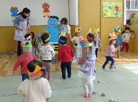 豆まき0，1歳児の様子