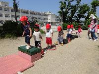 はしごを渡っている様子