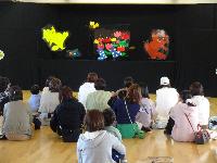 人形劇を見ているところ０，１歳児