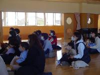 人形劇を見ているところ