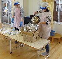 アルファ化米の段ボールにお湯を入れる様子