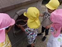 砂場でピザを作ってる様子