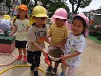 砂場でピザづくりをSている様子