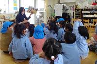 絵をみて考えている様子