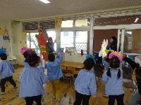 鬼を追い払う様子