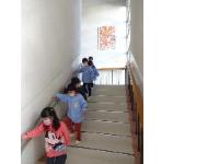 3歳児階段を何度も降りる練習