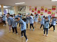 早寝早起き朝ごはん体操をしている様子１