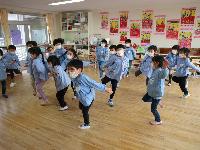 早寝早起き朝ごはん体操をしている様子２