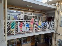 2階のテラスに鬼がやってきた様子