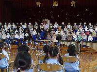 音楽会の練習を聞いている様子