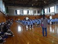 こども園の“高砂物語　石の宝殿”の歌声を聞いてもらっているところ