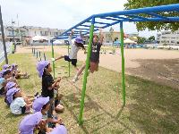 雲梯をしているところ