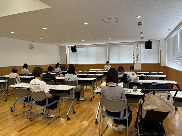 ハローワーク加古川の職員が参加者たちに説明している様子