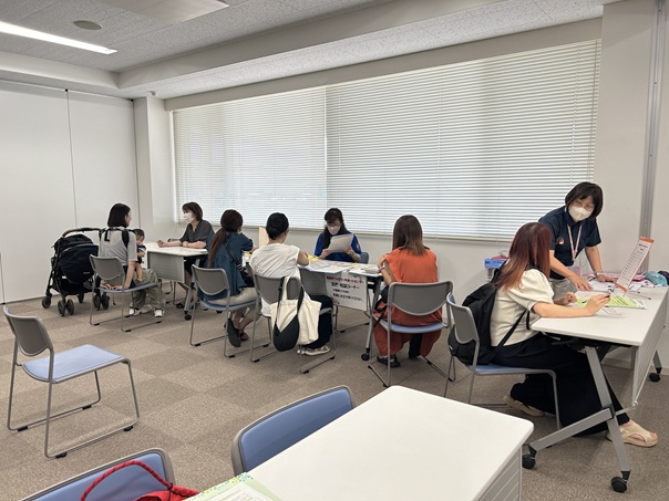 ハローワーク加古川やファミリーサポートセンターの職員に個別相談する参加者たち
