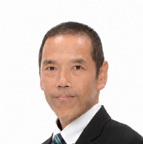 スーツ姿で正面を向いている笑顔の吉屋章議員の写真
