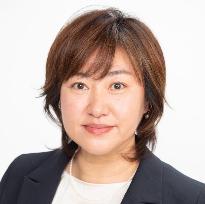 スーツを着て正面を向いている笑顔の坂本まり議員の写真