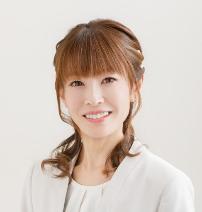 白いスーツ姿で正面を向いている笑顔の森田朋生議員の写真