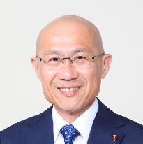 黒いスーツ姿で正面を向いている笑顔の山田光昭議員の写真