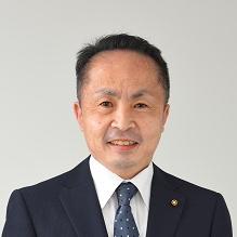 黒いスーツ姿で正面を向いている笑顔の迫川高行議員の写真