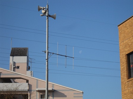 青空を背景にした防災行政無線の放送局の写真